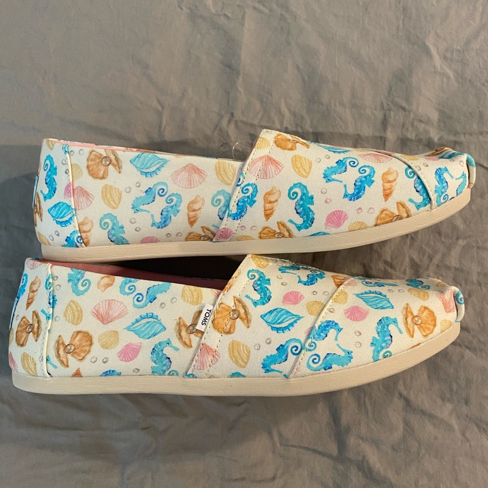 NWT Toms slip ons, novelty seashell pattern, size 10 - Picture 5 of 5